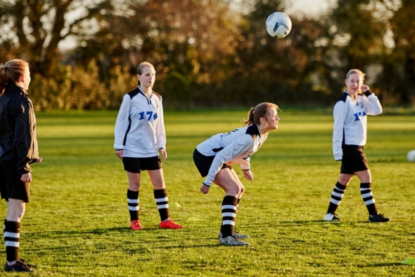 Crianças talentosas Jogando Futebol - Gols e Dribles 